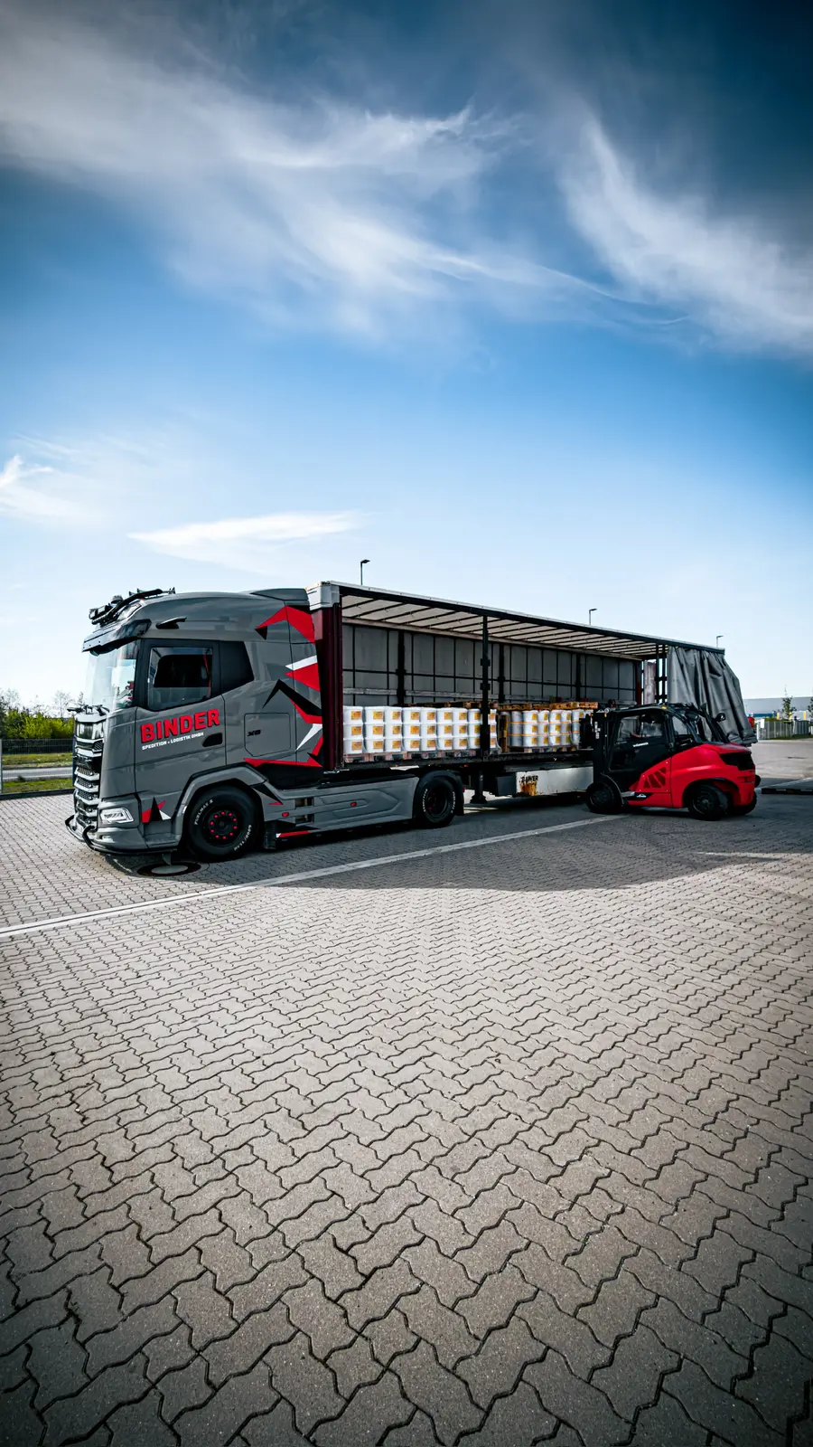 Automotive-Logistik: LKW-Beladung mit Komponenten am Lager