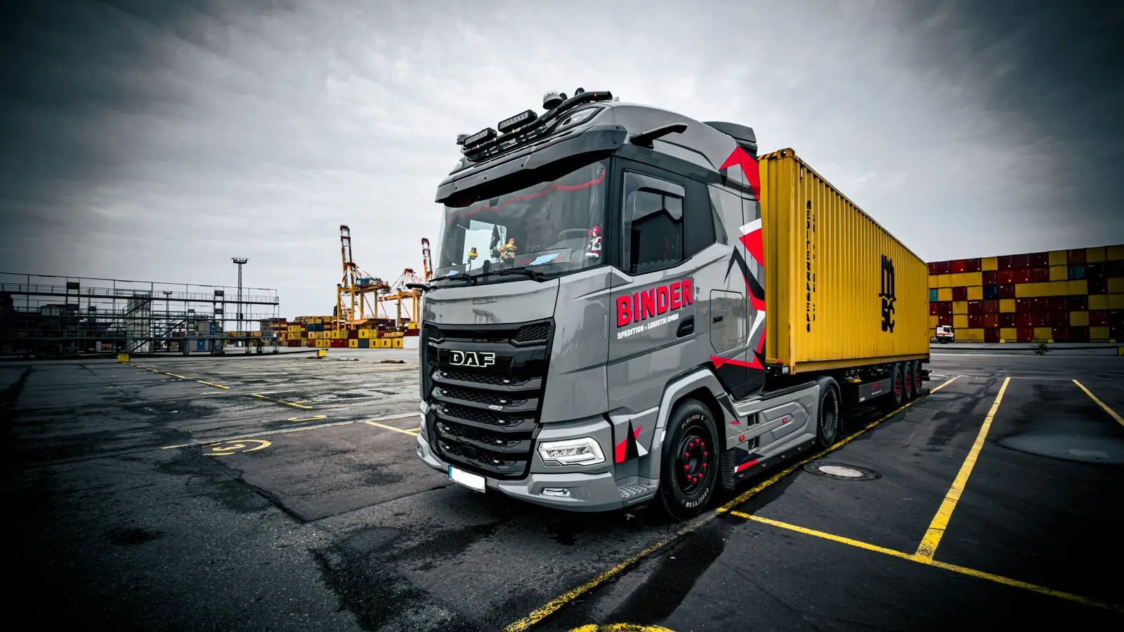 LKW der Binder Group am Terminal in Bremerhaven