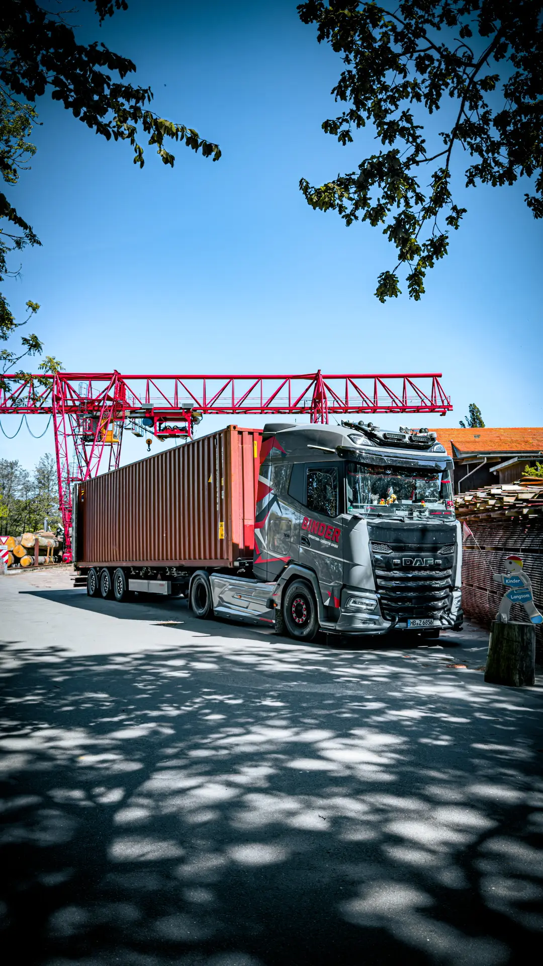 Holzlogistik: Kranverladung von Schnittholzpaketen auf LKW